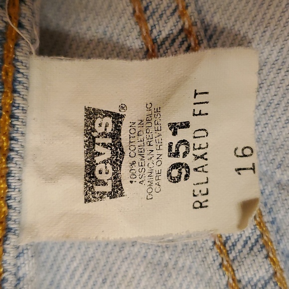 Women's vintage levi's shorts - Picture 7 of 13